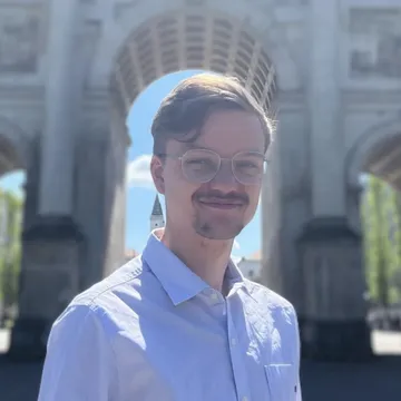 Tom Zehle in front of the Siegestor in Munich